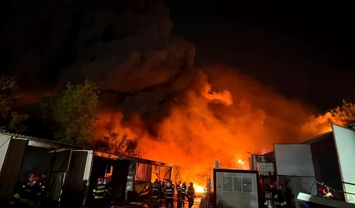 O hală din zona Chitila a fost cuprinsă de flăcări. A fost emis RO-Alert