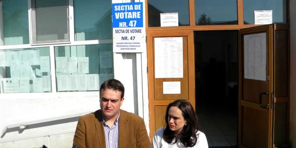  Prefectul Mihai Oprescu a votat împreună cu soţia sa
