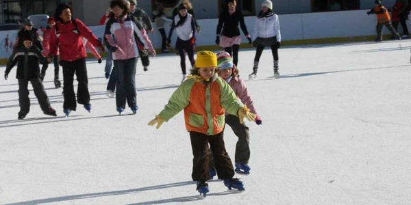 Patinoarul va fi dat în folosinţă mâine (Foto Arhivă)