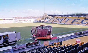 Stadionul din Mansfield Town ocupat de clovni şi animatori de circ jpeg