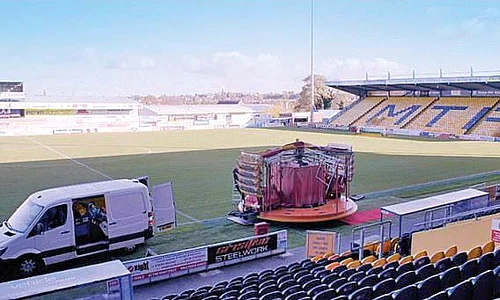 Stadionul din Mansfield Town ocupat de clovni şi animatori de circ jpeg