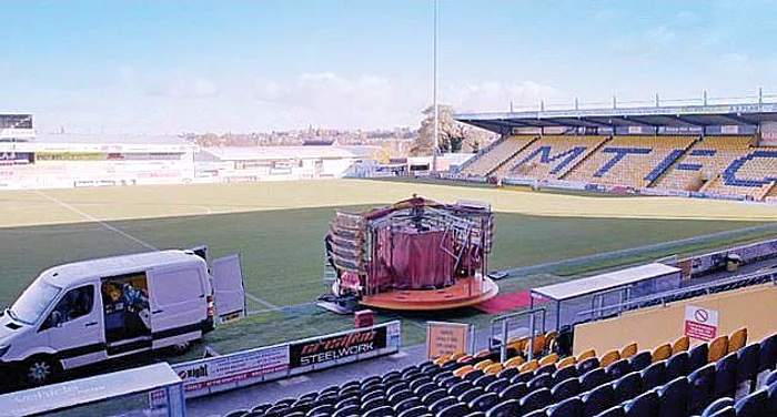 Stadionul din Mansfield Town ocupat de clovni şi animatori de circ