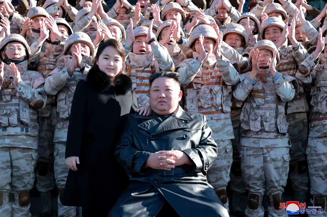 Kim Jong Un şi fiica sa, alături de "cea mai puternică" armată. FOTO Profimedia