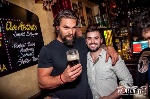 Jason Momoa, la bere, în Centrul Vechi (FOTO FACEBOOK)
