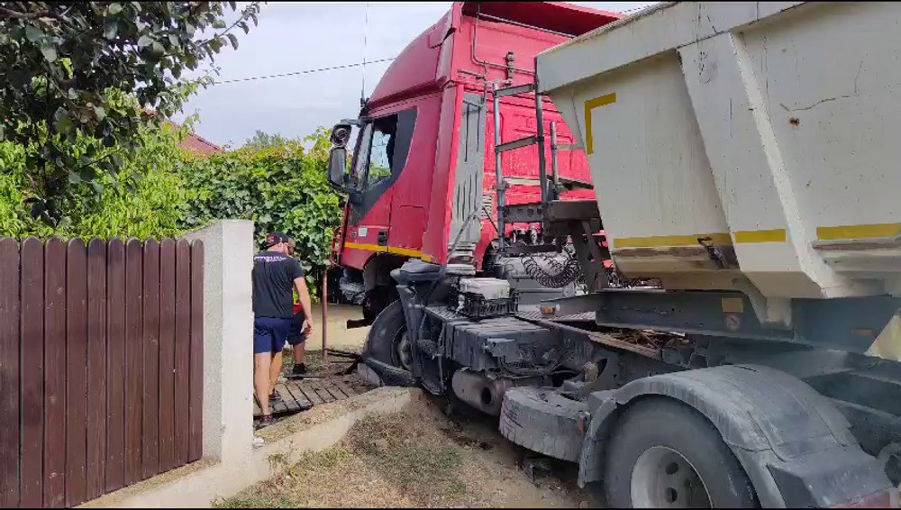 Camion ajuns într-o gospodărie din Galați. Două victime sunt încarcerate VIDEO