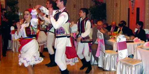Dansurile populare fac parte din programul de Crăciun din acest an