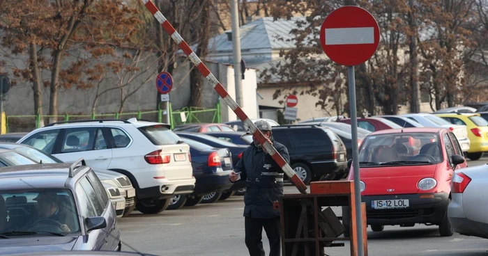 În multe din parcările din Iaşi încă mai sunt taxatori Foto: Adevărul