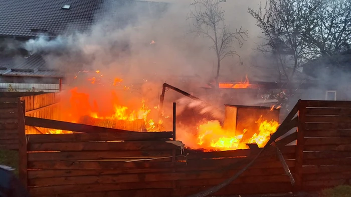 Un bătrân a ars de viu în locuința cuprinsă de flăcări FOTO ISU Neamț