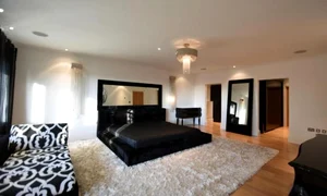 Unul dintre cele 5 dormitoare ale vilei lui Ronaldo jpeg