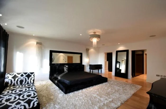 Unul dintre cele 5 dormitoare ale vilei lui Ronaldo