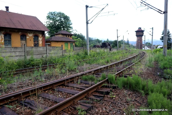 Calea ferată Simeria - Petroşani. Zona depoului Petroşani. Foto: Daniel Guţă. ADEVĂRUL.