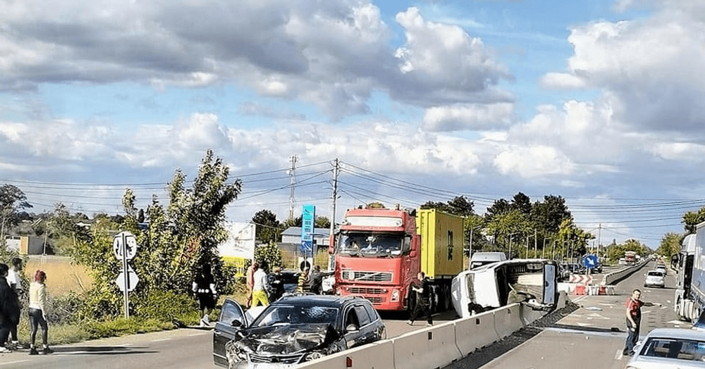 Accident cu patru victime la ieșirea din Galați. O persoană este încarcerată 