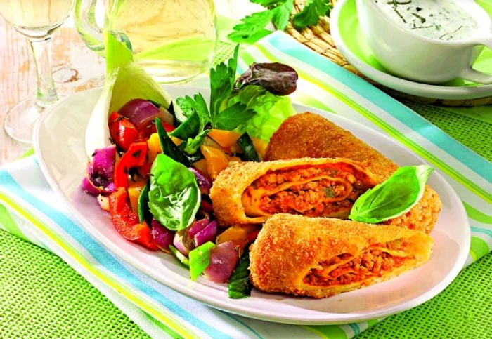 
    Clatitele nu sunt doar dulci, ci pot fi umplute și cu ingrediente sărateclickpoftabuna.ro  