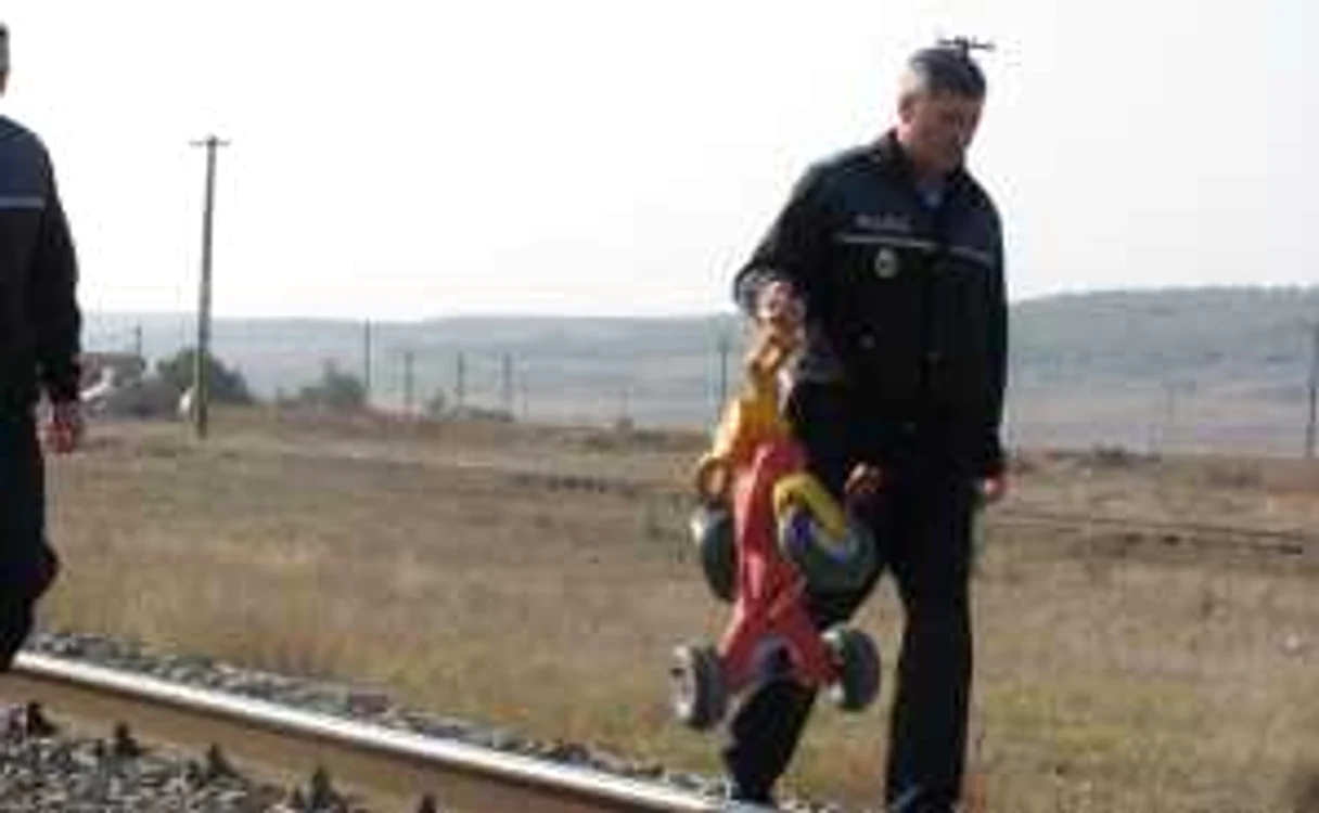 Polițiștii au găsit bicicleta cu care se juca micuțul pe mijlocul căii ferate