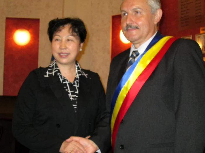 Ambasadorul Republicii Chineze a avut astăzi o întâlnire cu primarul Emilian Frâncu. Foto Adevărul