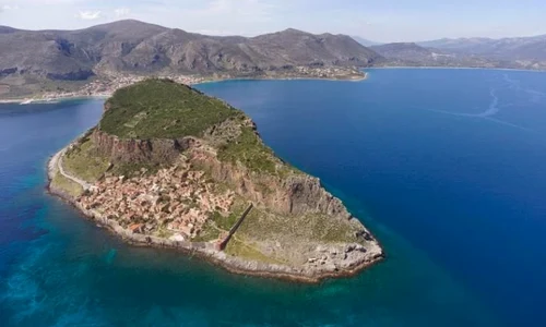 Fortăreaţa medievală din spatele stâncii jpeg