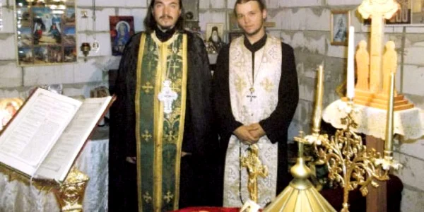 Stareţul Serafim şi părintele Glicherie, într-o fotografie postată pe blogul mănăstirii „private“ de la Copăceana
