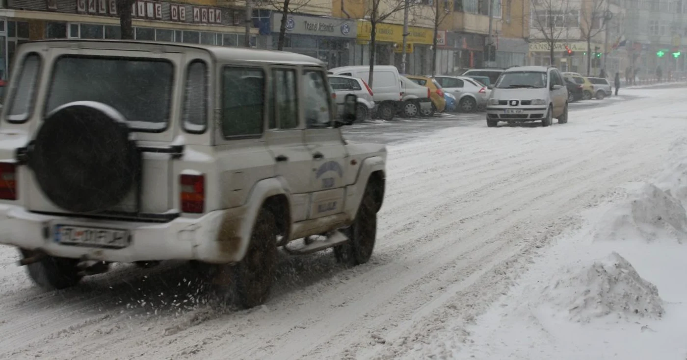 Zăpada a pus stăpânire pe drumurile din Tulcea
