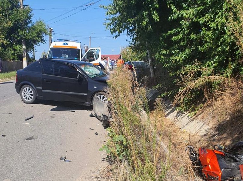 Motociclist lovit de o mașină care a pătruns pe contrasens. A fost dus cu elicopterul la spital