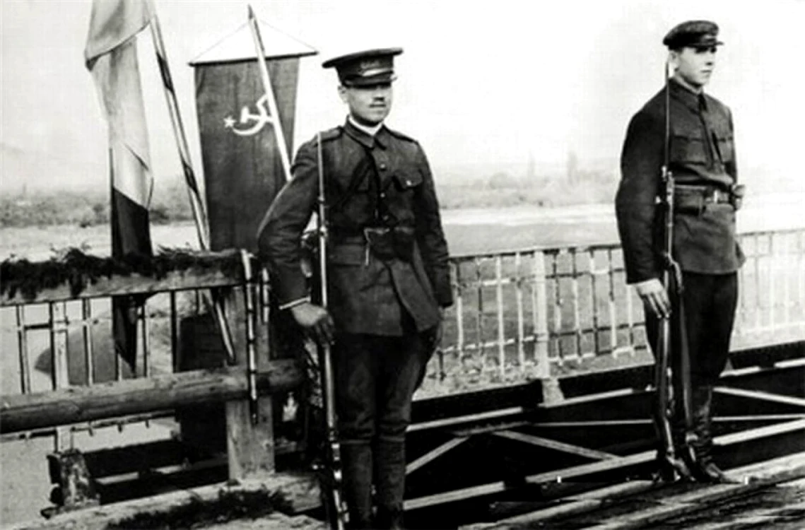 Frontiera româno-sovietică în 1935. Podul între Tighina şi Tiraspol. Sursa