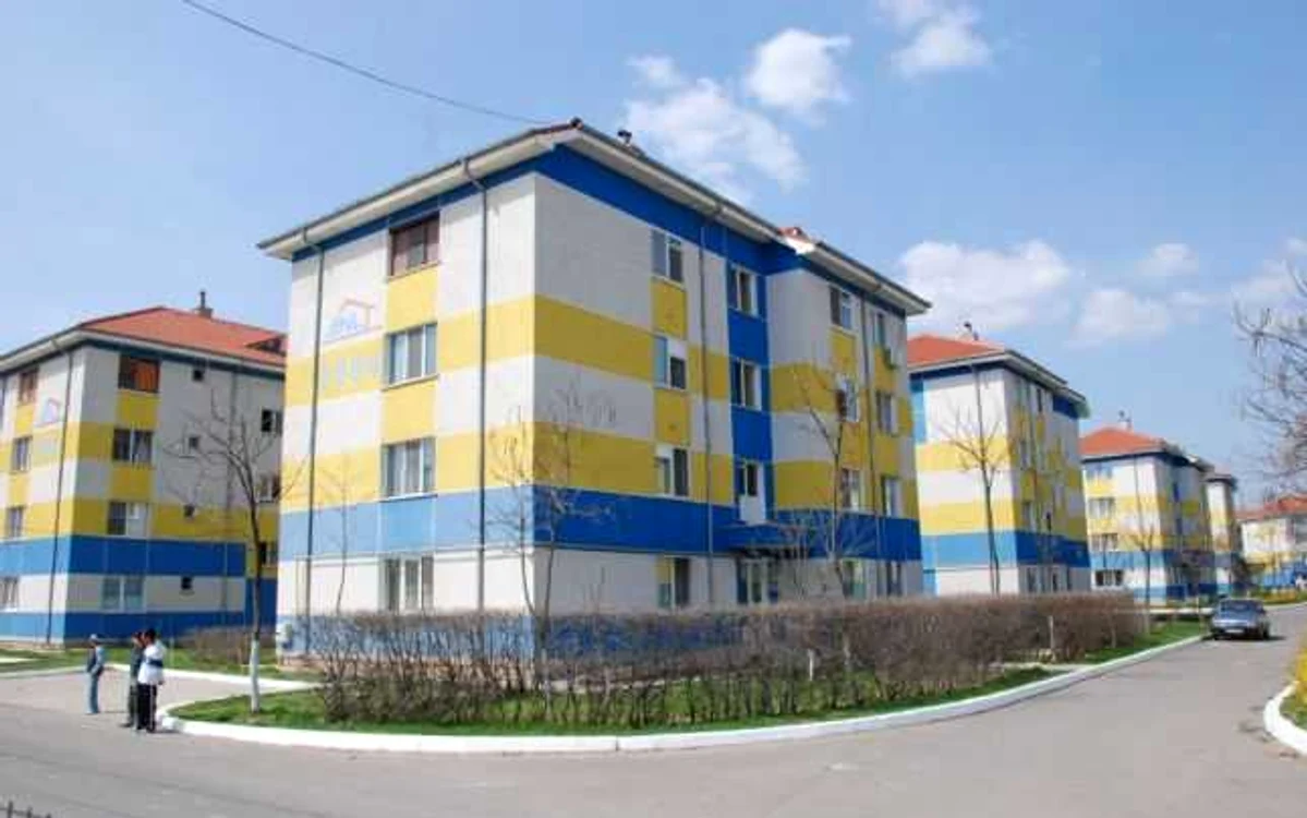 Terenurile pe care se construiesc locuinţele în regim de închiriere şi utilităţile sunt asigurate de către primării