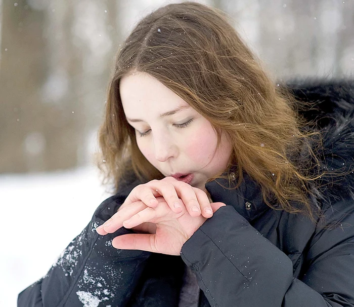 Pentru a scăpa de senzaţia de mâini şi piciore reci trebuie să renunţaţi la ţigări şi să mâncaţi sănătosFoto: Shutterstock