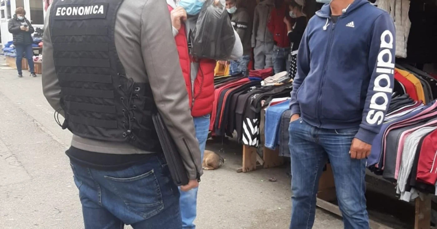 Controalele vor continua în tot judeţul, sute de olteni fiind amendaţi pentru că nu purtau masca de protecţie în locurile aglomerate FOTO: Ipj Olt