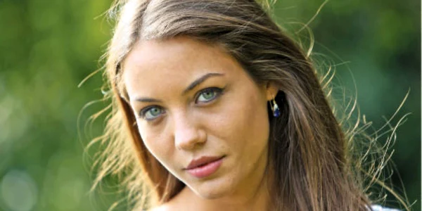 Studentă la două facultăţi, Gabriela Gioacaşi a jucat şi într-un episod dintr-un serial transmis de TVR