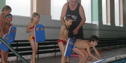 Valentin Gavril le dă lecţii de înot micuţilor de la ţară