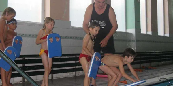 Valentin Gavril le dă lecţii de înot micuţilor de la ţară