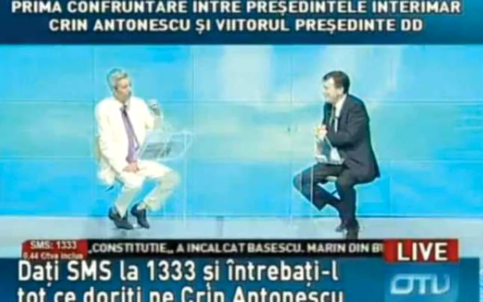 Suspendatul Traian Băsescu şi interimarul Crin Antonescu s-au prezentat, pe rând, în studiourile televiziunii-partid a lui Dan Diaconescu