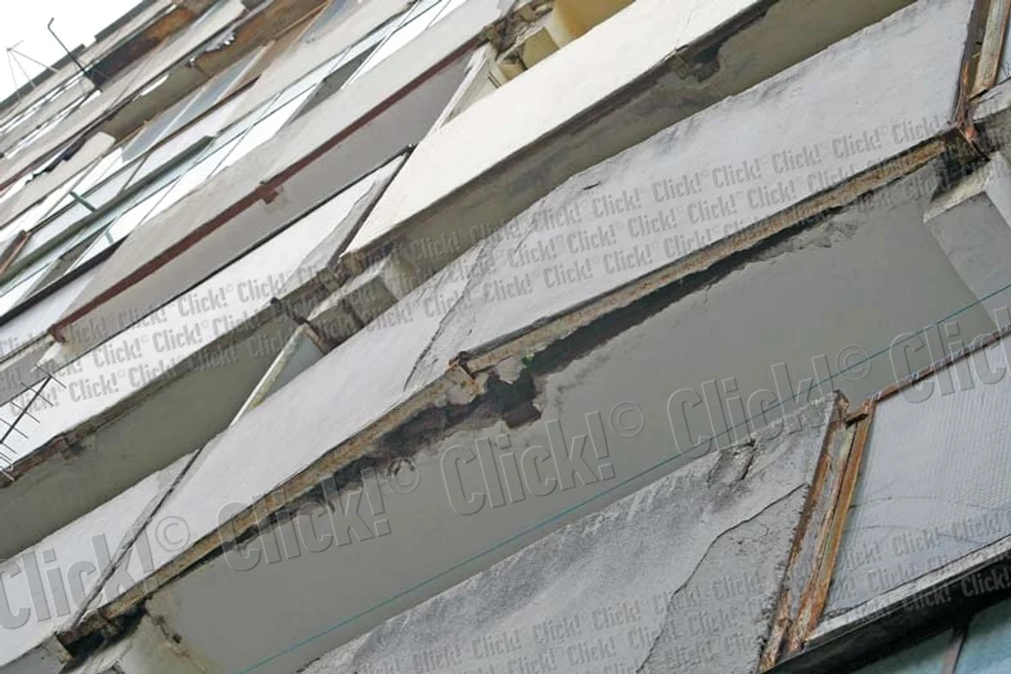 
    Plăcile de beton s-au desprins de pe faţada balcoanelor  