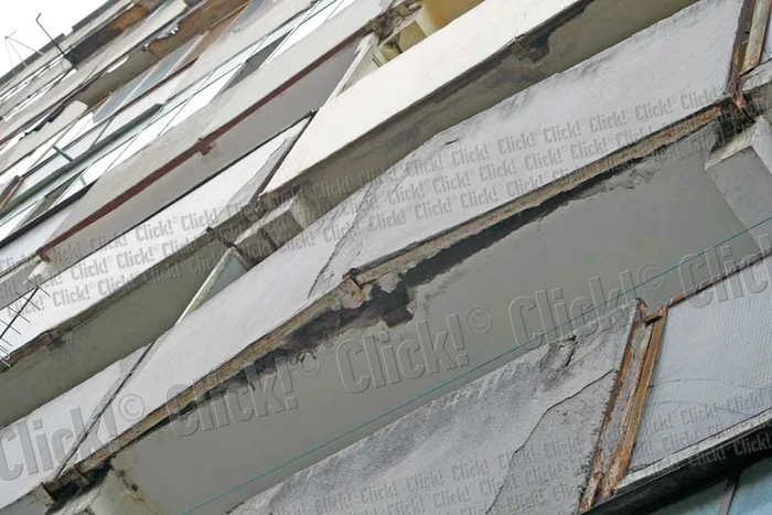 
    Plăcile de beton s-au desprins de pe faţada balcoanelor  