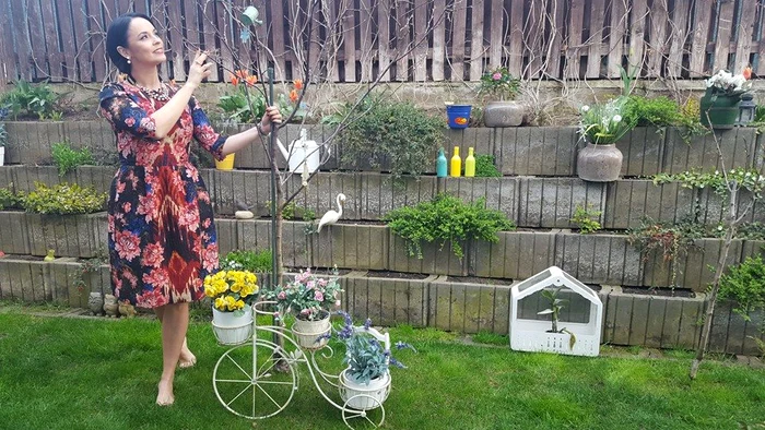 Andreea Marin în curtea vilei din Pipera