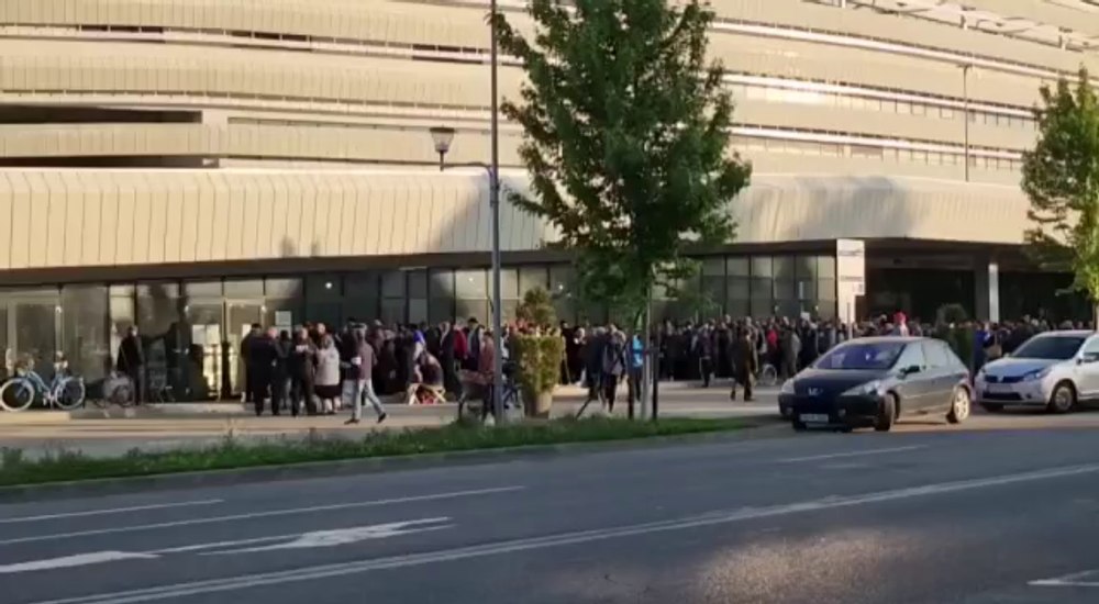 Au venit încă de la miezul nopții pentru a sta la coadă ca să prindă pachete cu ajutoare alimentare VIDEO