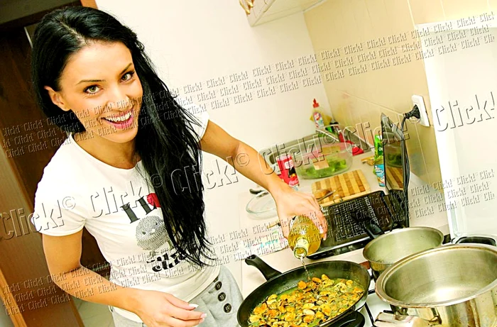 
    “Laptopul e obişnuit  acolo, lângă aragaz.  Nu a păţit nimic până  acum”, spune Adelina  