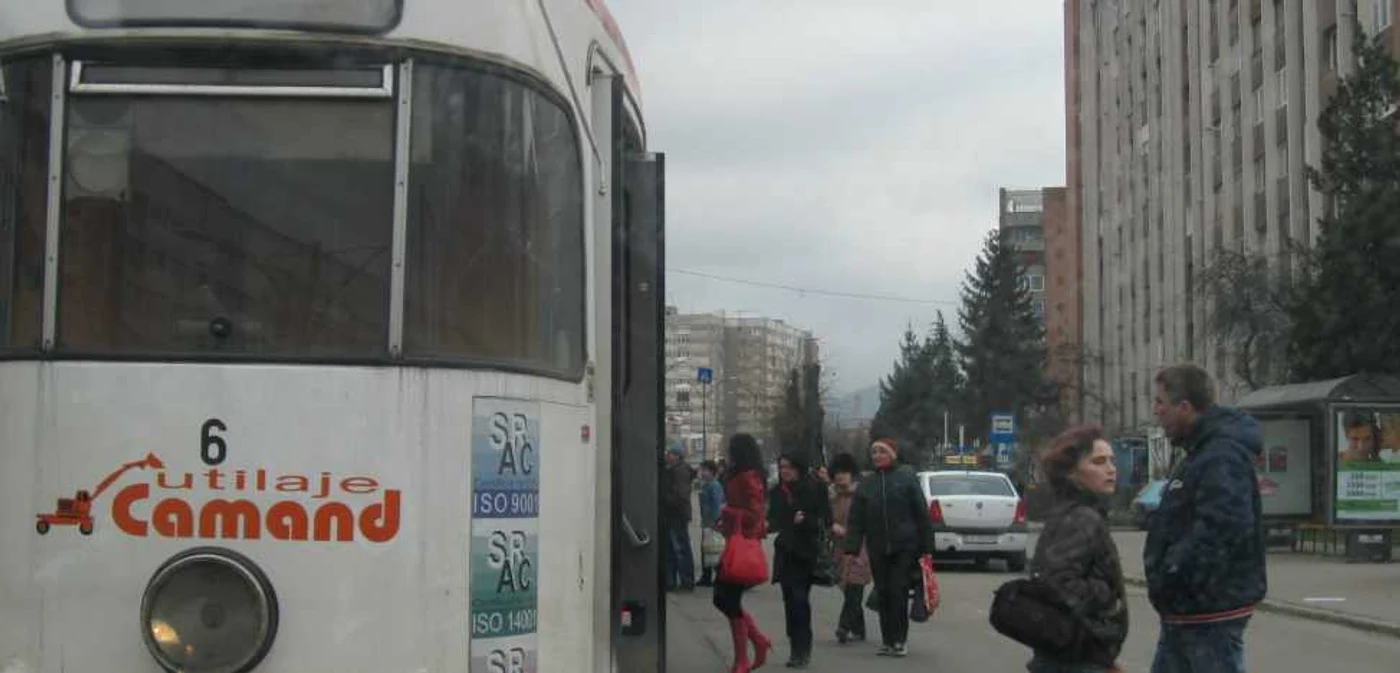 Călătorii vor circula cu autobuzele în anumite intervale orare.