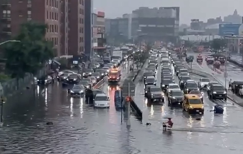 Ploile torențiale și inundațiile au paralizat New York-ul înaintea finalei Cupei Mondiale. Străzi transformate în râuri, aeroporturi blocate și haos în transport