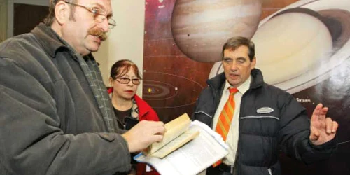 Gheorghe Cohal (stânga), Rodica Popa şi Dan Farcaş pun universul  la cale în clădirea Observatorului Astronomic 