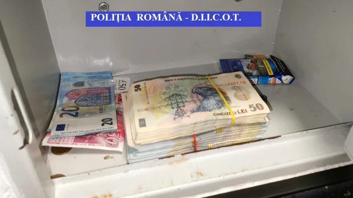 Percheziţii într-un dosar de fraude informatice şi spălare de bani - infracţiuni transfrontaliere în 9 ţări europene şi SUA - confiscări Foto IPJ Sibiu