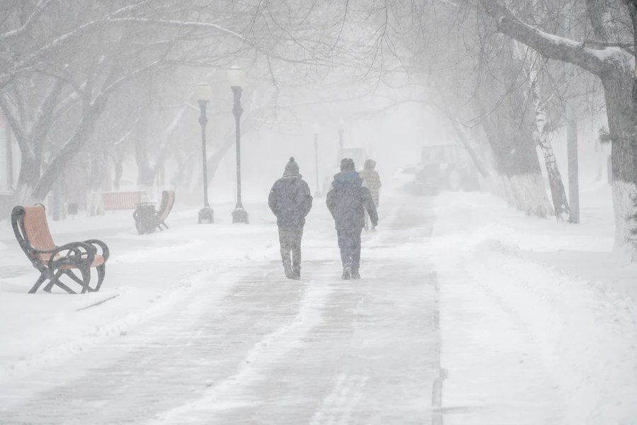 Vânt puternic, viscol și ninsori anunțate de meteorologi. Județele care intră sub  cod portocaliu și galben