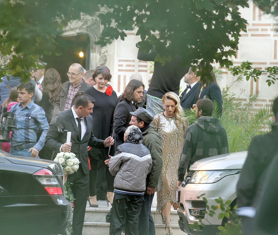 Nașii, Delia și soțul ei, Răzvan,  au avut ieri mari emoții. Delia a îmbrăcat o rochie aurie, de seară