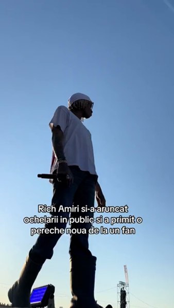 Nebunie la Beach, Please! Acest artist și-a aruncat ochelarii, de 2.000 de euro, în public. A primit o altă pereche de la un fan VIDEO 