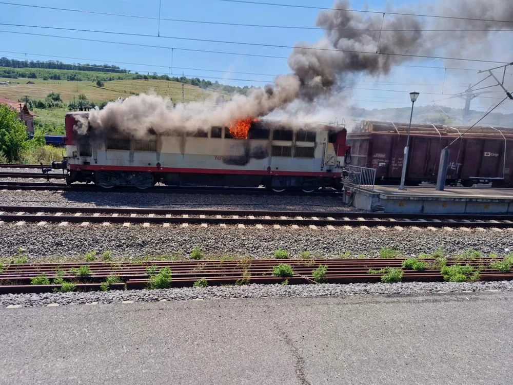 Locomotiva unui tren încărcat cu lemne în flăcări în Dumbrăveni Foto ISU Sibiu