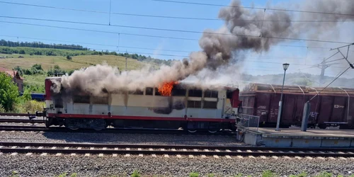 Locomotiva unui tren încărcat cu lemne în flăcări în Dumbrăveni Foto ISU Sibiu