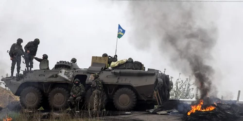 Ucraina - Soldaţi ucraineni stau de pază la un punct de control de lângă Slaviansk FOTO Reuters