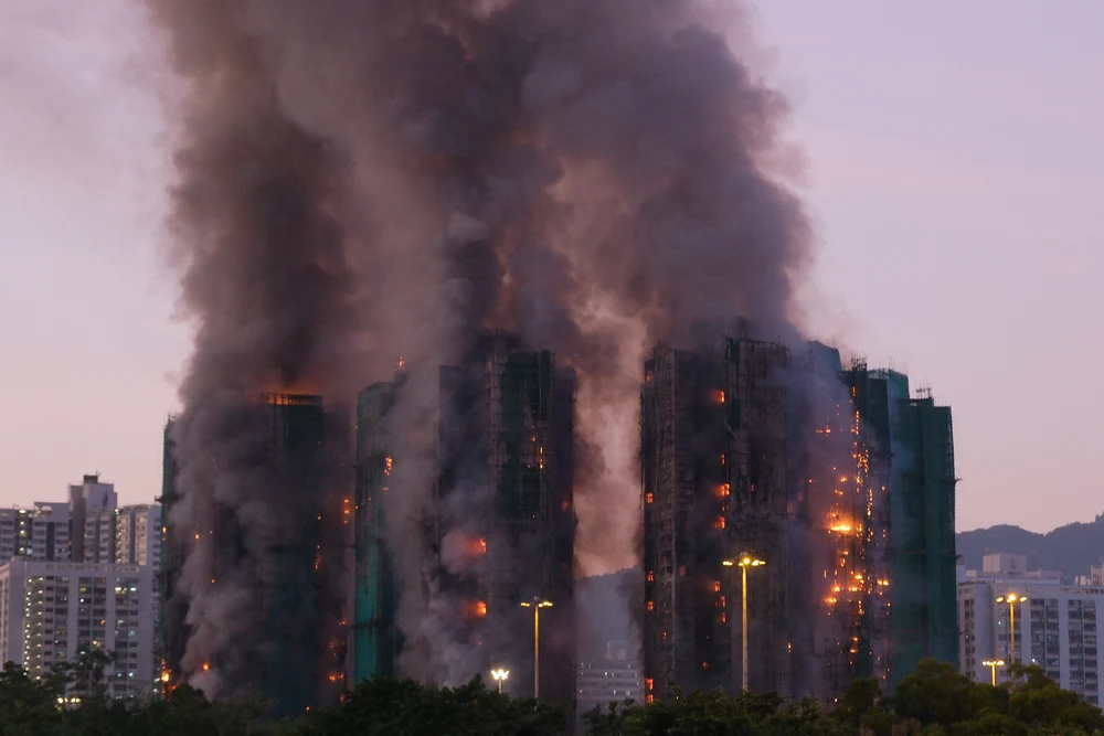 Bilanțul incendiului devastator din Hong Kong: 44 de morți, 280 de oameni dispăruți și trei arestări. Flăcările încă nu au fost stinse
