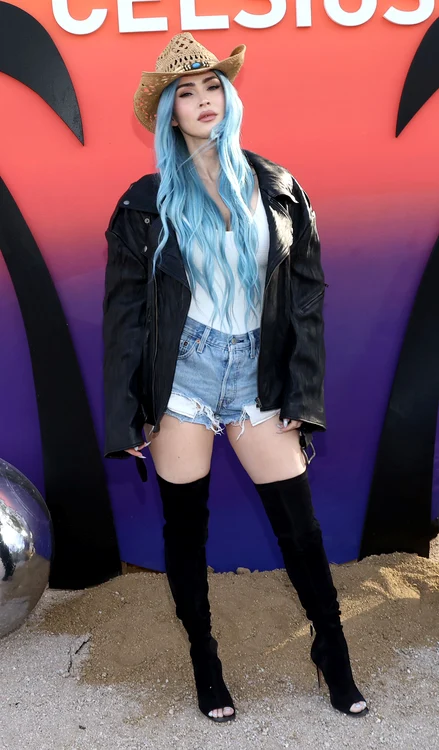 Megan Fox, în blugi scurți și cizme peste genunchi la Coachella 2024