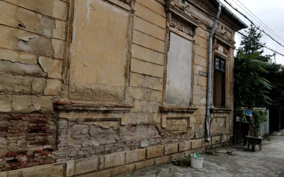 Această casă se află la stradă şi reprezintă pericol pentru pietoni