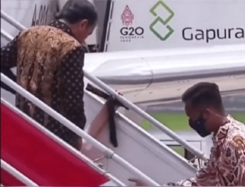 Prima doamnă a Indoneziei a căzut pe scările avionului. Președintele, lipsit de reacție VIDEO